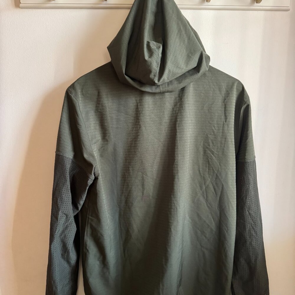 Vuori Lightweight Hooded Performance Shell | Size… - image 4